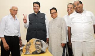 Pictures of Chief Minister who formed the stone | पाषाणावर साकारले मुख्यमंत्र्यांचे चित्र Pictures of Chief Minister who formed the stone | पाषाणावर साकारले मुख्यमंत्र्यांचे चित्र