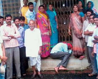 Locked by the tribal people to the Primary Health Center | प्राथमिक आरोग्य केंद्राला आदिवासींनी ठोकले कुलूप Locked by the tribal people to the Primary Health Center | प्राथमिक आरोग्य केंद्राला आदिवासींनी ठोकले कुलूप