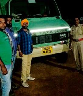 Catch the vehicle going to the slaughterhouse | कत्तलखान्याकडे जाणाऱ्या वाहनाला पकडले Catch the vehicle going to the slaughterhouse | कत्तलखान्याकडे जाणाऱ्या वाहनाला पकडले