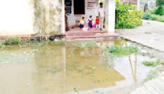 Water tank in the anganwadi area | अंगणवाडी परिसरात पाण्याचे डबके Water tank in the anganwadi area | अंगणवाडी परिसरात पाण्याचे डबके