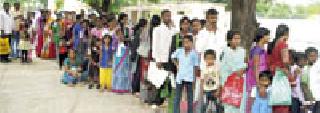 Helpless queue for support: | आधारसाठी असहाय रांग : Helpless queue for support: | आधारसाठी असहाय रांग :