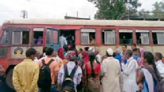 Buses in the rainy season ... | पावसाळ्यातही बसेसची लक्तरेच...