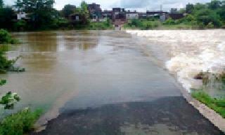 The students got stuck on the Deoli bus stand due to floods | पुरामुळे विद्यार्थी देवळी बसस्थानकावर अडकले