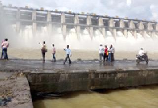 Tourist flags on upper Wardha dam | अप्पर वर्धा धरणावर पर्यटकांची झुंबड..