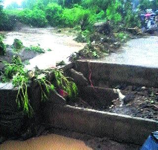 The bridge at Borala is in trouble | बोराळा येथील पूल खचला