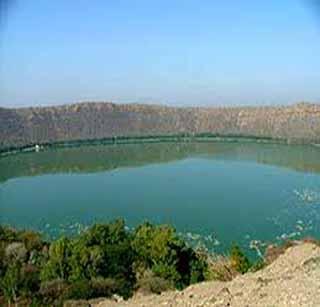 Failure to Government to consolidate Lonar lake | लोणार सरोवराचे संवर्धन करण्यात शासनाला अपयश