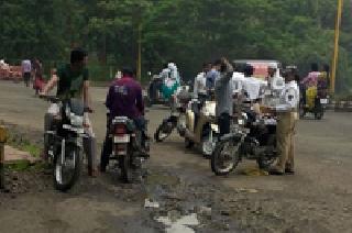 The police recover the penalty from the common man | पोलिसांना मुभा तर सामान्यांकडून दंड वसूल The police recover the penalty from the common man | पोलिसांना मुभा तर सामान्यांकडून दंड वसूल