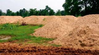 Illegal sandy seized in Tiroda taluka | तिरोडा तालुक्यात अवैध रेतीसाठा जप्त