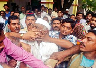 Practicated old man's suicide attempt | प्रकल्पग्रस्त वृद्धाचा आत्महत्येचा प्रयत्न Practicated old man's suicide attempt | प्रकल्पग्रस्त वृद्धाचा आत्महत्येचा प्रयत्न