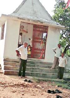 The three Nagrajites reside in the Nagdwara temple | नागद्वार मंदिरालगत तीन नागराजांचे वास्तव्य The three Nagrajites reside in the Nagdwara temple | नागद्वार मंदिरालगत तीन नागराजांचे वास्तव्य