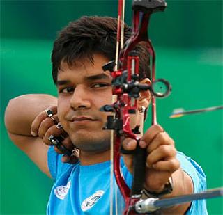 Abhishek kills 'gold' arrow | अभिषेकने मारला ‘सुवर्ण’तीर Abhishek kills 'gold' arrow | अभिषेकने मारला ‘सुवर्ण’तीर