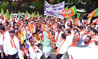BJP's demonstrations against the Gondhali MPs | गोंधळी खासदारांविरोधात भाजपाची निदर्शने BJP's demonstrations against the Gondhali MPs | गोंधळी खासदारांविरोधात भाजपाची निदर्शने