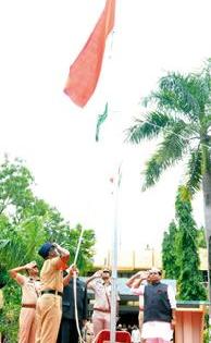 Guardian Minister Praveen Potte inaugurated the tricolor | पालकमंत्री प्रवीण पोटे यांच्या हस्ते तिरंग्याला सलामी Guardian Minister Praveen Potte inaugurated the tricolor | पालकमंत्री प्रवीण पोटे यांच्या हस्ते तिरंग्याला सलामी