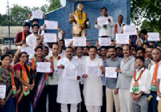 BJP's demonstrations in Irwin Chowk | इर्विन चौकात भाजपचे निदर्शने BJP's demonstrations in Irwin Chowk | इर्विन चौकात भाजपचे निदर्शने