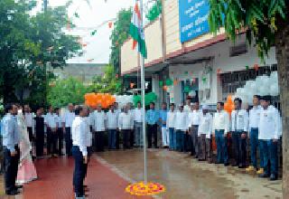 Celebrated Independence Day at the district | जिल्ह्यात ठिकठिकाणी स्वातंत्र दिन साजरा