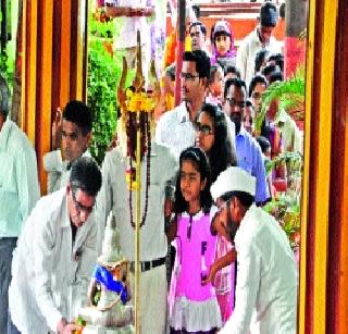 The temples of Shravani Mondal were full circle | श्रावणी सोमवारनिमित्त मंदिरे फुलली