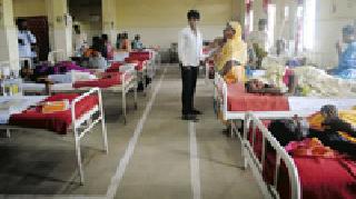 Cargo recovered 40 women injured | मालवाहू उलटून ४० महिला जखमी
