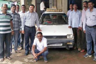 Maruti car seized with liquor | मारूती कारसह दारूसाठा जप्त