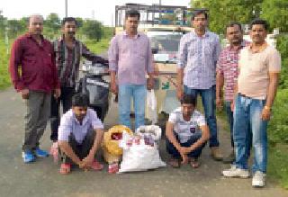 Drugs leaving Chandrapur seized | चंद्रपूरला जाणारा दारूसाठा जप्त Drugs leaving Chandrapur seized | चंद्रपूरला जाणारा दारूसाठा जप्त