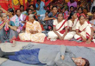 Lottangan for drunkenness | दारूबंदीसाठी लोटांगण Lottangan for drunkenness | दारूबंदीसाठी लोटांगण