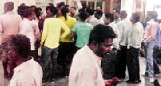 Former mayor's head assault | माजी नगराध्यक्षांची कर्मचाऱ्याला मारहाण Former mayor's head assault | माजी नगराध्यक्षांची कर्मचाऱ्याला मारहाण