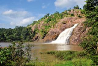 'Hazara Falls', but lack of facilities | ‘हाजराफॉल’चे आकर्षण, पण सुविधांचा अभाव 'Hazara Falls', but lack of facilities | ‘हाजराफॉल’चे आकर्षण, पण सुविधांचा अभाव