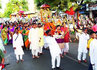 Shobhayatra for the birth centenary of Ramchandra Maharaj Parnarakar by the Purvuvuvad Parivar and Jagadguru Shankaracharya Mahasasthan. | पूर्णवाद परिवार व जगद्गुरू शंकराचार्य महासंस्थानतर्फे रामचंद्र महाराज पारनेरकर यांच्या जन्मशताब्दीनिमित्त शोभायात्रा.