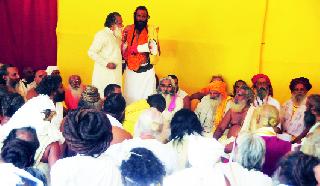 Digamber's three out of akhedas are excluded | दिगंबर आखाड्याचे तीन खालसे बहिष्कृत Digamber's three out of akhedas are excluded | दिगंबर आखाड्याचे तीन खालसे बहिष्कृत