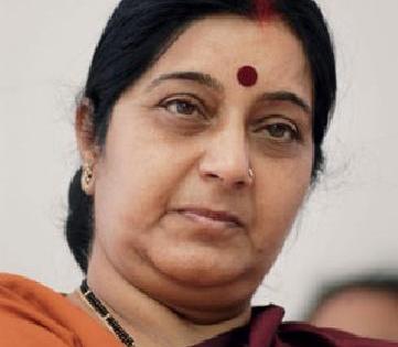 Sushma Swaraj says Pakistan's 'fake' policeman | सुषमा स्वराज यांनी अशी केली पाकिस्तानी लबाडीची ‘पोलखोल’