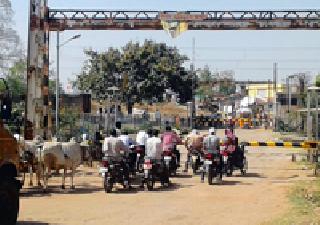 The headache of the railway gate ... | रेल्वे फाटकाची डोकेदुखी... The headache of the railway gate ... | रेल्वे फाटकाची डोकेदुखी...