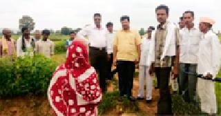 Visit to the drought-affected areas of the MLAs | आमदारांची दुष्काळग्रस्त भागाला भेट Visit to the drought-affected areas of the MLAs | आमदारांची दुष्काळग्रस्त भागाला भेट