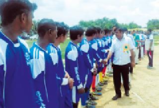 Football needs to be popular in general | फुटबॉल खेळ सर्वसामान्यांमध्ये लोकप्रिय करणे गरजेचे Football needs to be popular in general | फुटबॉल खेळ सर्वसामान्यांमध्ये लोकप्रिय करणे गरजेचे