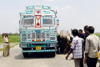 The Truck's Autola Strikes .. | ट्रकची आॅटोला धडक.. The Truck's Autola Strikes .. | ट्रकची आॅटोला धडक..