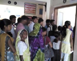 Patients suffering due to lack of medical officer | वैद्यकीय अधिकाऱ्याअभावी रुग्णांची हेळसांड Patients suffering due to lack of medical officer | वैद्यकीय अधिकाऱ्याअभावी रुग्णांची हेळसांड