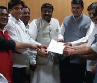 Five crore allotment of compensation | नुकसान भरपाईच्या पाच कोटींचे वाटप सुरू Five crore allotment of compensation | नुकसान भरपाईच्या पाच कोटींचे वाटप सुरू