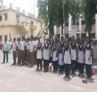 Movement in the Zilla Parishad of the students | विद्यार्थ्यांचे जिल्हा परिषदेत आंदोलन