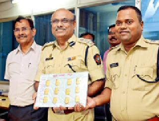 38 lakh gold biscuits seized | ३८ लाखांचे सोन्याचे बिस्कीट जप्त