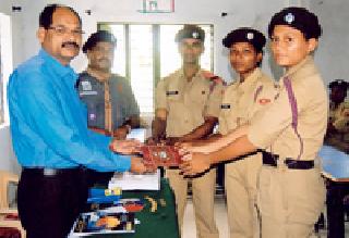 Two hundred and sixty thousand sent to the soldiers | सैनिकांना पाठविल्या अडीच हजार राख्या Two hundred and sixty thousand sent to the soldiers | सैनिकांना पाठविल्या अडीच हजार राख्या