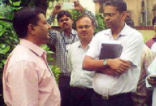 Collector-Superintendent of Police | जिल्हाधिकारी-पोलीस अधीक्षकांमध्ये खडाजंगी Collector-Superintendent of Police | जिल्हाधिकारी-पोलीस अधीक्षकांमध्ये खडाजंगी