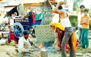 Give home to the blacksmith community | लोहार समाजाला घरकूल द्या