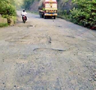 Citizen's stricken by road day | रस्त्याच्या दैनेमुळे नागरिक त्रस्त Citizen's stricken by road day | रस्त्याच्या दैनेमुळे नागरिक त्रस्त