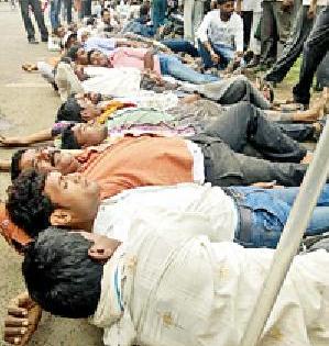 The Loatangan movement of the car project affected | कार प्रकल्पग्रस्तांचे लोटांगण आंदोलन The Loatangan movement of the car project affected | कार प्रकल्पग्रस्तांचे लोटांगण आंदोलन