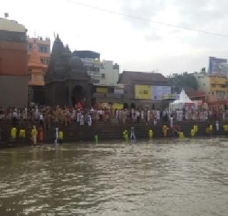 Due to the emperor's blessing in the Kumbh Mela | कुंभमेळ्यात शाहीस्नानासाठी भाविकांचा निरुत्साह