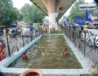 Bridge under swimming pool: | पुलाखाली स्विमिंगपूल :