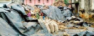 Thousands of quintals of rice in Bhimragadha ran | भामरागडातील हजारो क्विंटल धान भिजले Thousands of quintals of rice in Bhimragadha ran | भामरागडातील हजारो क्विंटल धान भिजले