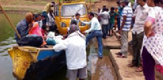 A huge loot of passengers from Donga Contractor | डोंगा कंत्राटदाराकडून प्रवाशांची प्रचंड लूट A huge loot of passengers from Donga Contractor | डोंगा कंत्राटदाराकडून प्रवाशांची प्रचंड लूट