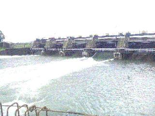 Igatpuri: Water crisis in talukas due to defilement from the dam | इगतपुरी : धरणातुन विसर्ग झाल्याने तालुक्यावर पाणी संकट Igatpuri: Water crisis in talukas due to defilement from the dam | इगतपुरी : धरणातुन विसर्ग झाल्याने तालुक्यावर पाणी संकट