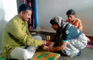 'Toilets' gift to Rakshabandh to a disabled sister | रक्षाबंधनाला अपंग बहिणीला दिले ‘शौचालय’ भेट 'Toilets' gift to Rakshabandh to a disabled sister | रक्षाबंधनाला अपंग बहिणीला दिले ‘शौचालय’ भेट