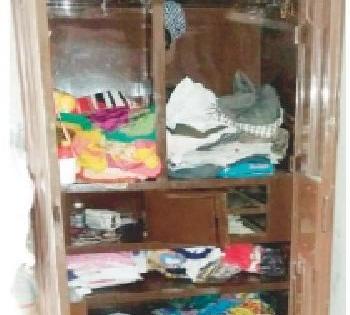The farmer's house was cleaned up by the thieves in a whisper | पुसर्यात शेतकर्याचे घर चोरांनी केले साफ The farmer's house was cleaned up by the thieves in a whisper | पुसर्यात शेतकर्याचे घर चोरांनी केले साफ