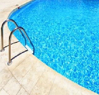 Swimming pool water! | स्वीमिंग पूलचे पाणी गुल!